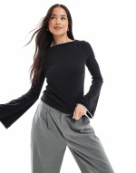 wide sve scallop detail top in black