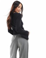 wide sve scallop detail top in black